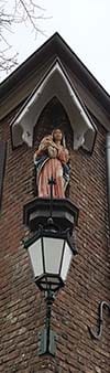 Madonna auf einem Sockel an einer Hausecke in der Altstadt
