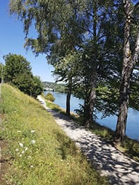 Weg entlang des Rheins bei dem Rheinfall in Schaffhausen
