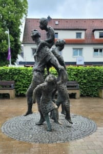 Glückliche Familie von Max Kratz 1989 / 2012 Wiederaufgestellt 2022