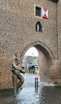 Schelmenfigur der Künstlerin Elke Tenderich-Veit beim Schelmenturm in Monheim