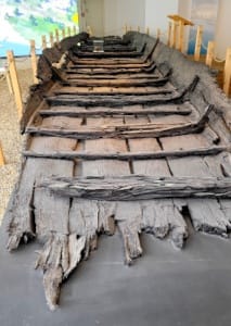Mittelalterliches Schiff aus dem Gelleper Hafen, karolingischer Kahn im Archäologische Museum