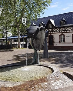 Fisch auf Stelzen auf dem Fischmarkt in Speyer