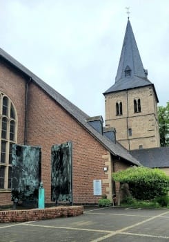 Kirche St. Gereon mit dem Franz-Boehm-Denkmal in Monheim