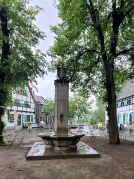 Brunnen auf dem Marktplatz in der Altstadt von Monheim