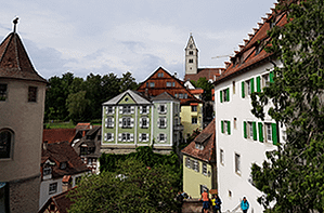 Blick auf die Katholische Kirche und das Zeppelinmuseum in Meersburg