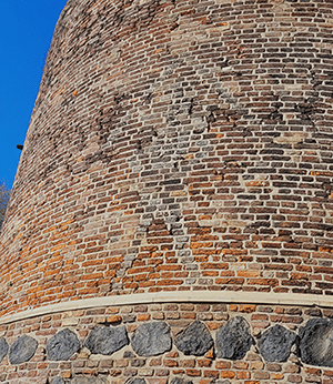 Männer am Mühlenturm in Rees