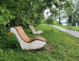 Ausruhen nach einer langen Tour: die Gänsebänke in Monheim