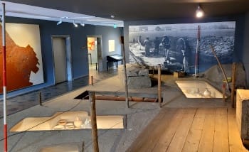 Darstellung Ausgrabungen Gräberfeld im Archäologischen Museum