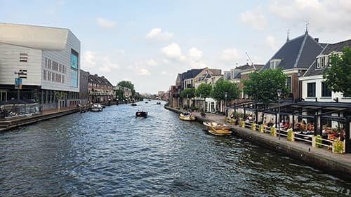 Oude Rijn / Alte Rhein mit dem Theater Castellum