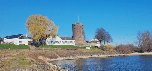 Männer am Mühlenturm in Rees am Rhein