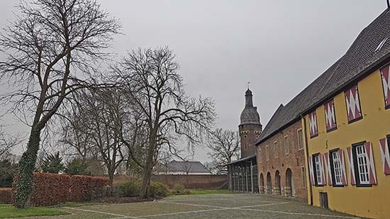 Juddeturm und Museum in der Altstadt von Zons