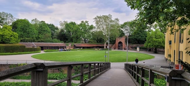 Vorplatz zur Burg Linn